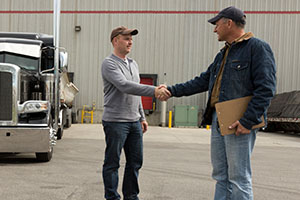 Carrier & broker shaking hands: Importance of strong carrier relationships