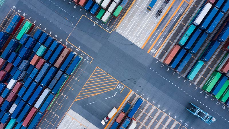 vista aérea de los contenedores en espera de ser cargados